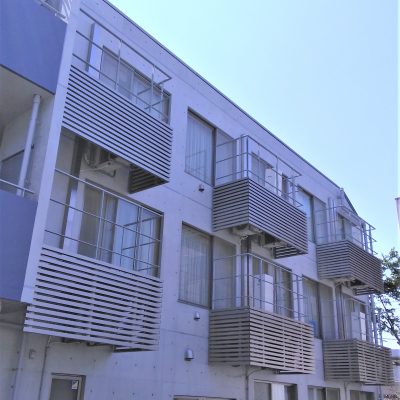 PAO経堂バルコニー室外機目隠しルーバー工事